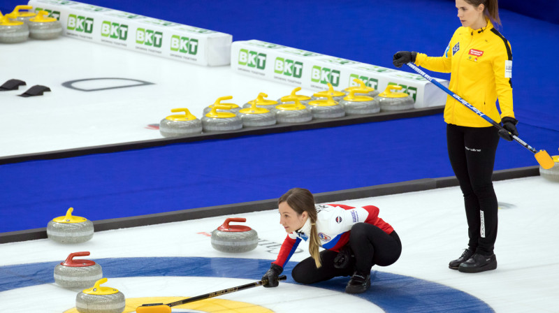 No kreisās: Alīna Kovaļeva (KOK), Anna Haselborga (Zviedrija)
Foto: WCF/Steve Seixeiro