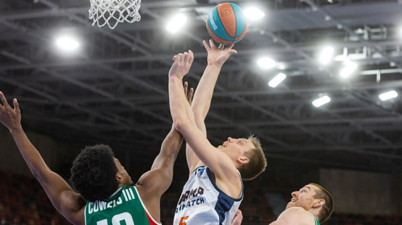 Mareks Mejeris cīņā par bumbu. Foto: FIBA Europe Cup