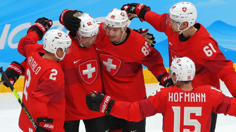 Šveices izlases hokejisti svin Denisa Malgina vārtu guvumu. Foto: Brian Snyder/Reuters/Scanpix
