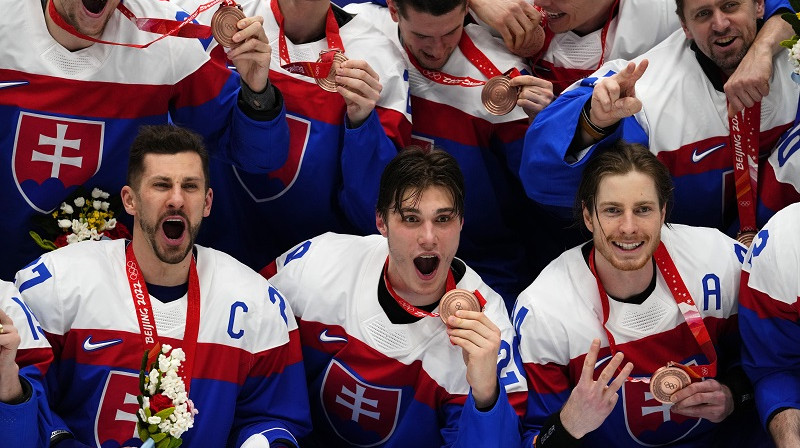 Jurajs Slafkovskis un Slovākijas hokejisti 2022. gada 19. februārī. Foto: AP/Scanpix