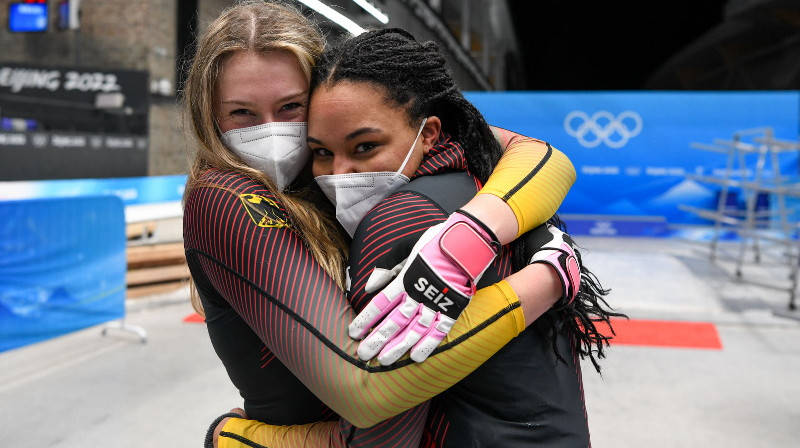 Olimpiskās čempiones Laura Nolte un Debra Levi. Foto: Viesturs Lācis|IBSF