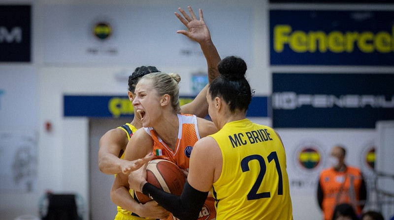 Kitija Laksa cīņā ar "Fenerbahce" spēlētājām Satū Saballi un Keilu Makbraidu. Foto: EuroLeague Women