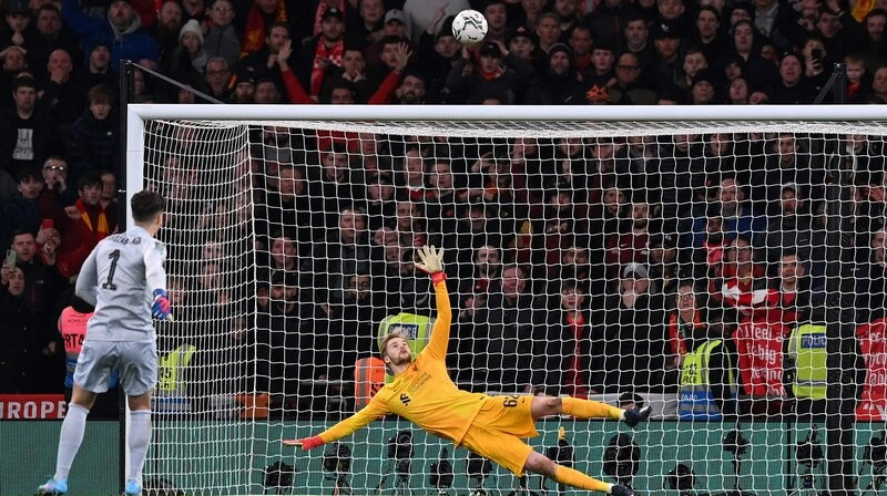 Kepa Arizabalaga netrāpa izšķirošo pēcspēles sitienu. Foto: Reuters/Scanpix