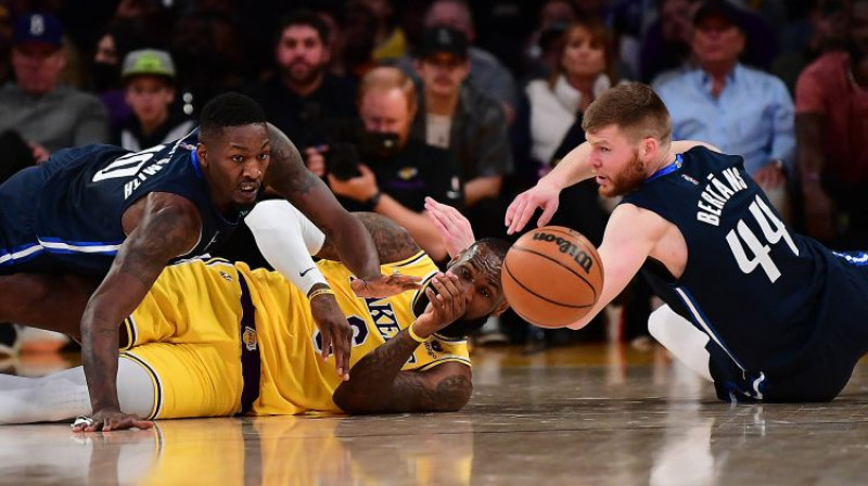 Dāvis Bertāns (pa labi) cīņā par bumbu. Foto: USA Today Sports/Scanpix