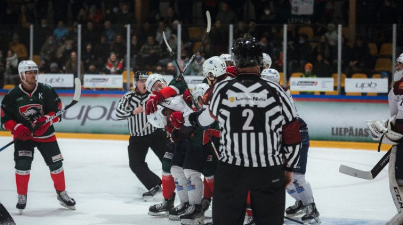 Asumi starp hokejistiem turpinājās arī trešajā spēlē. Foto: HK Liepāja