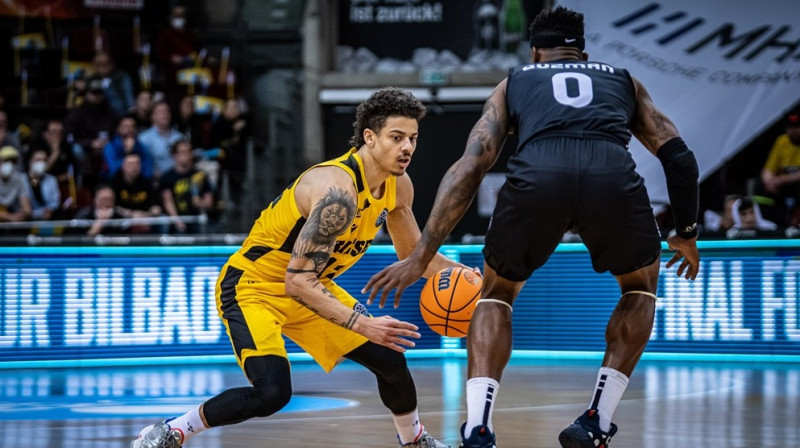 Džona Radebo ar bumbu pret Karelu Guzmanu. Foto: FIBA Champions League