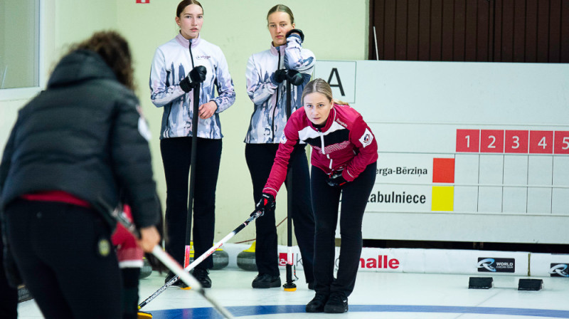 No kreisās: Elīza Stabulniece, Katrīna Gaidule, Tīna Siliņa
Foto: Ansis Ventiņš