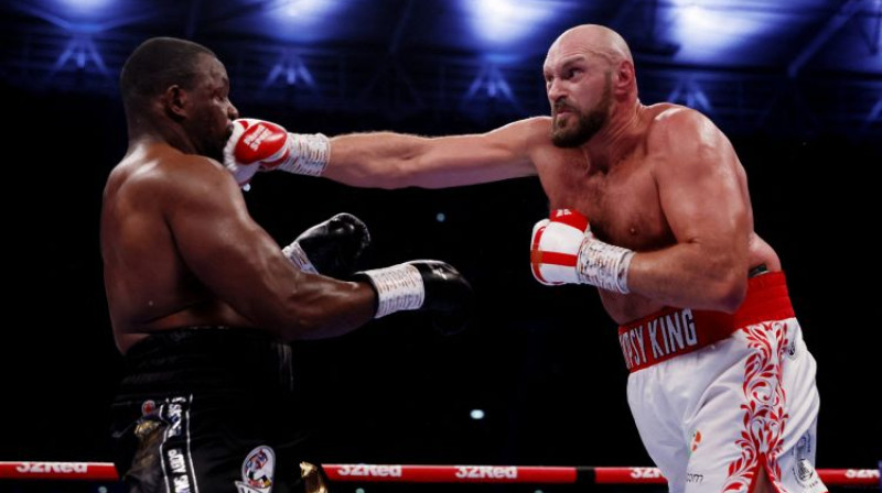 Dilians Vaits uzņem Taisona Fjūrija sitienu. Foto: Action Images via Reuters/Scanpix