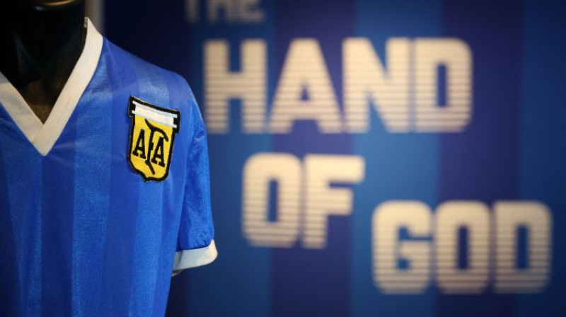 Izsolītais Maradonas krekls. Foto: AFP/Scanpix