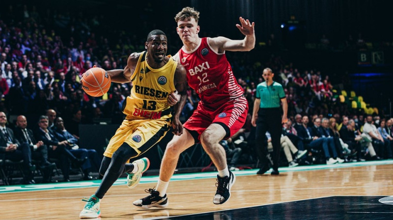 Mārcis Šteinbergs aizsardzībā pret Jormanu Bartolo. Foto: FIBA Champions League