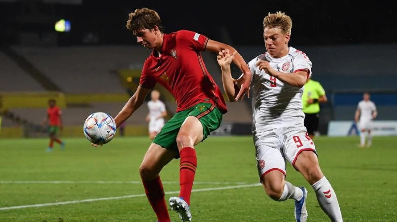 Portugāles un Dānijas U17 izlašu futbolistu cīņa. Foto: UEFA
