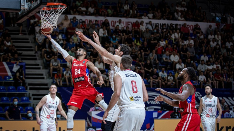 Džians Klavels (#24) izpilda metienu pret Bobanu Marjanoviču. Foto: FIBA