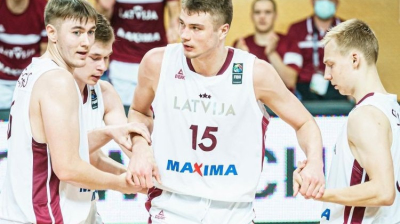 No kreisās: U20 izlases kodols Kristians Feierbergs, Kristiāns Šulcs, Krišs Helmanis un Toms Skuja. Foto: FIBA