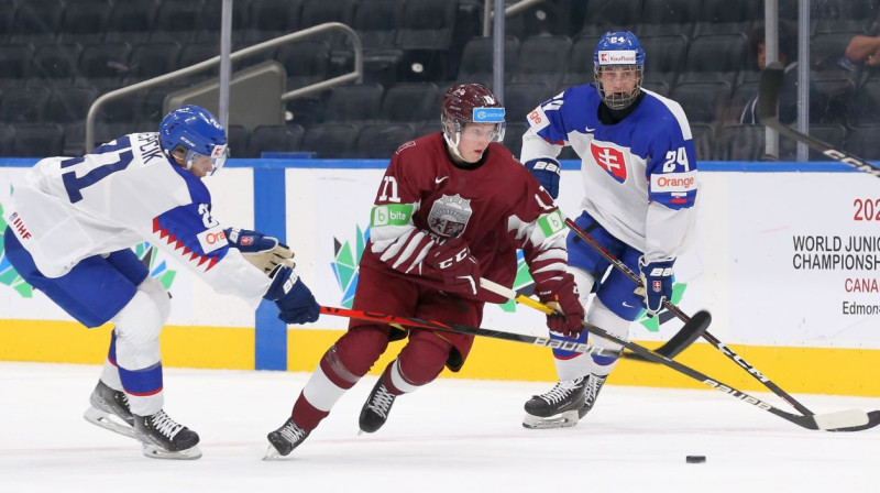 Latvijas U20 izlases pirmo vārtu autors Dans Ločmelis cīņā pret Slovākiju. Foto: IIHF