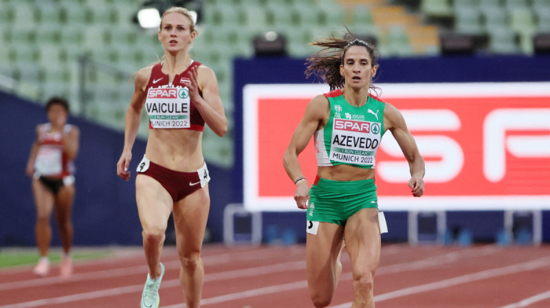 Trešā priekšskrējiena ātrākās dalībnieces Gunta Vaičule un Katla Azevedo. Foto: Reuters/Scanpix
