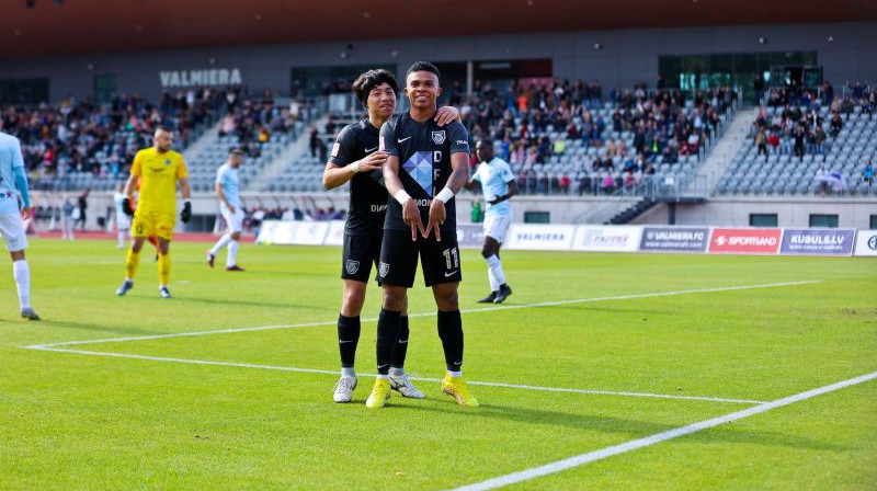 Daisuke Jokota un Kamilo Mena. Foto: Valmiera FC