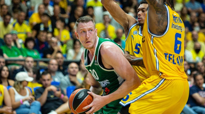 Rolands Šmits ar bumbu. Foto: Zalgiris.lt