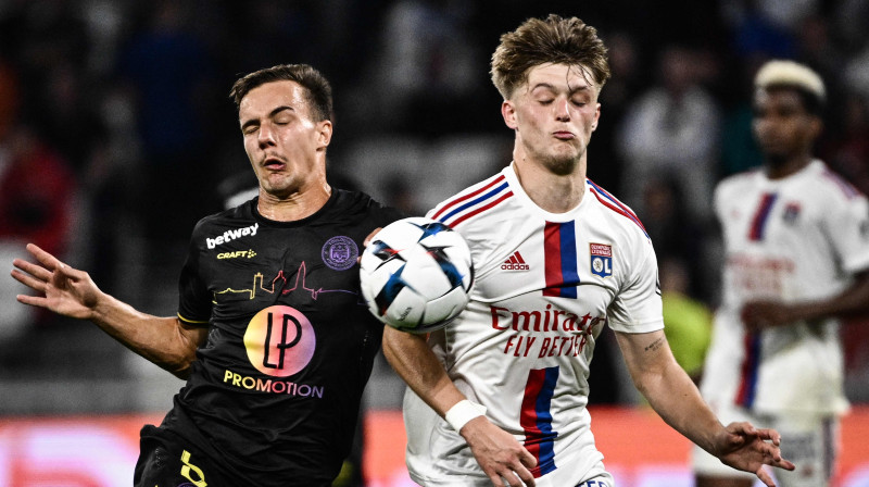 Cīņa par bumbu Lionas "Olympique" un "Toulouse" spēlē. Foto: Jeff Pachoud/AFP/Scanpix