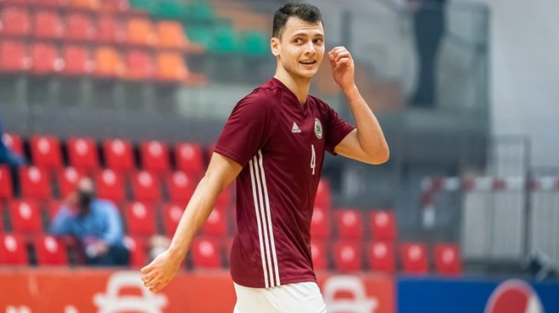 Matīss Babris (#4) Latvijas izlases kreklā. Foto: LFF