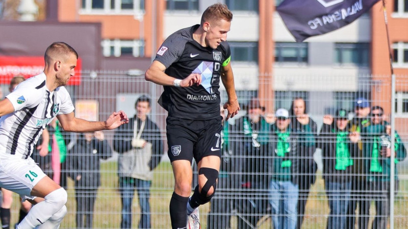 Raimonds Krollis cīņā pret Ķekavas "Audu". Foto: Jānis Līgats/Valmiera FC