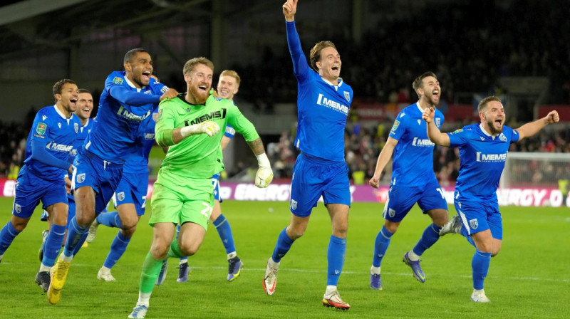 "Gillingham" futbolisti svin panākuma izcīnīšanu Brentfordā. Foto: Kirsty Wigglesworth/AP/Scanpix