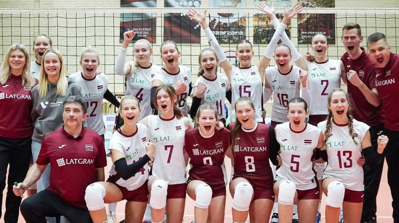 U17 meiteņu izlase pēc uzvaras pār Igauniju. Foto: Latvijas Volejbola federācija