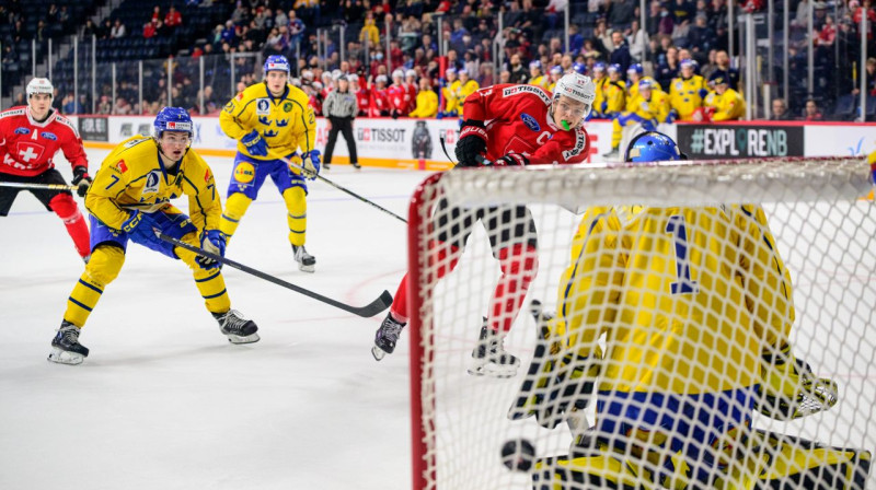 Šveices U20 valstsvienības kapteinis Atilio Bjaska veic rezultatīvu metienu spēlē pret Zviedriju. Foto: Trevor MacMillan/Hockey Canada Images