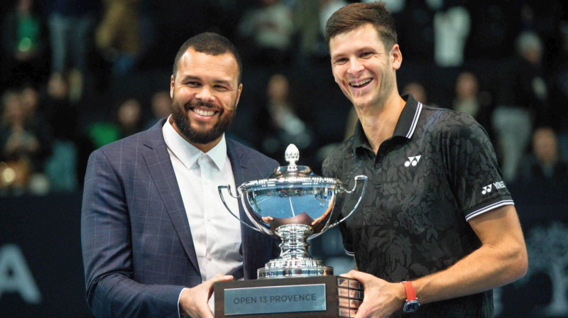 Bijušais Francijas tenisists Žo-Vilfrīds Conga un Huberts Hurkačs ar Marseļas ATP 250 sacensību trofeju. Foto: Clement Mahoudeau/AFP/Scanpix