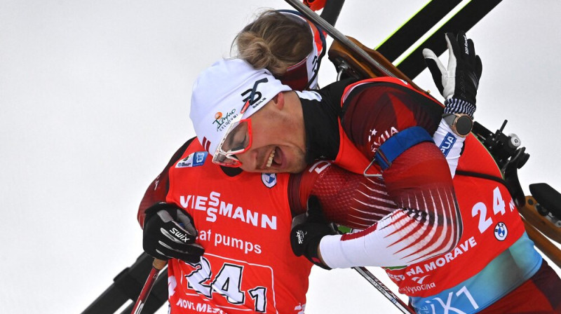 Baiba Bendika un Andrejs Rastorgujevs pēc bronzas izcīnīšanas. Foto: AFP/Scanpix