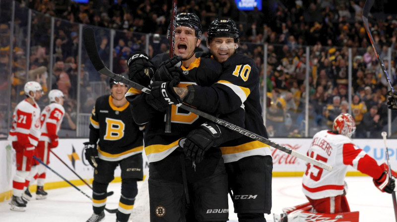 Bostonas "Bruins" hokejisti Gārnets Hetavejs un Entonijs Grīrs pēc vārtu guvuma. Foto: Winslow Townson/USA Today Sports/Scanpix