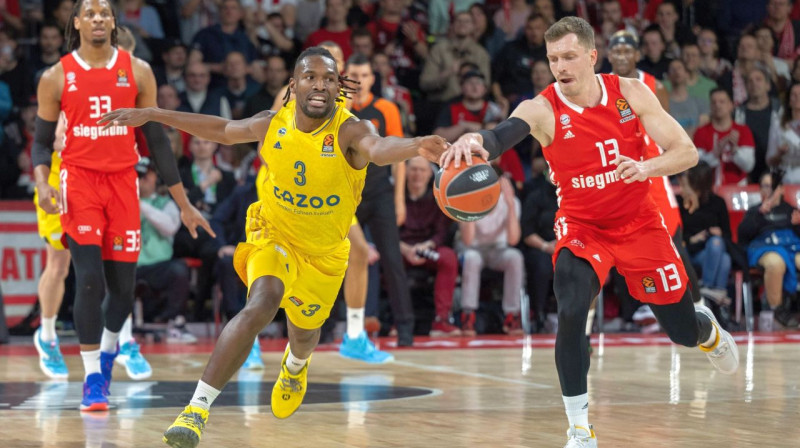 Berlīnes "Alba" basketbolists Džeilīns Smits un Minhenes "Bayern" spēlētājs Andreass Obsts cīņā par bumbu. Foto: Kolbert-Press/Imago Images/Scanpix