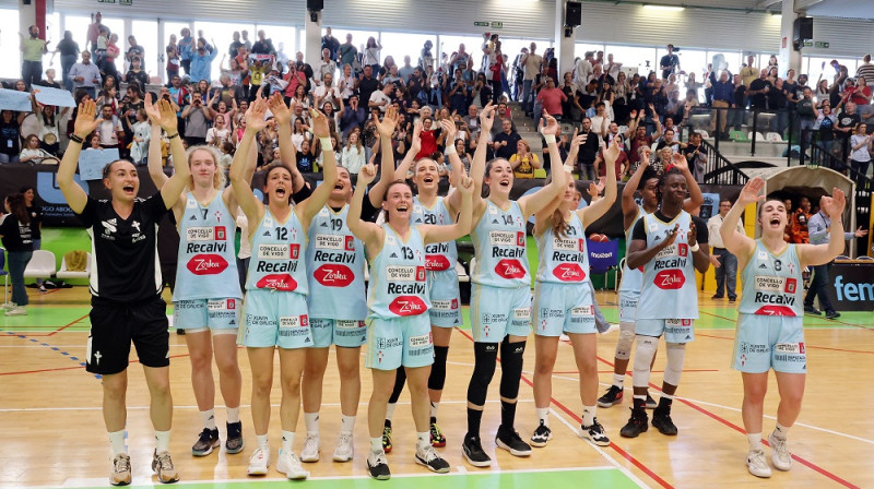 Luīze Sila #7 un "Celta" basketbolistes 2023. gada 29. aprīlī pēc iekļūšanas finālā. Foto: FEB