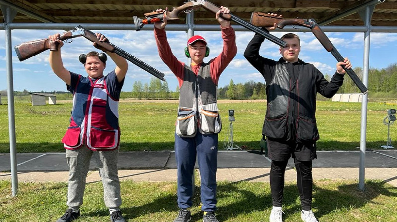 Pirmais trijnieks tranšejas stendā. Foto: Latvijas Šaušanas federācija.