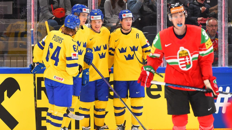 Zviedrijas valstsvienības hokejisti pēc vārtu guvuma. Foto: IIHF