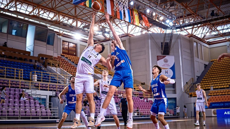 Izraēlas un Beļģijas U20 valstsvienību basketbolisti cīņā par bumbu. Foto: FIBA