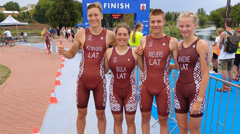 Latvijas komanda (no kreisās): N.Kravalis, B.Bula, M.Meijers, B.Jansone. Foto: Latvijas Triatlona federācija.