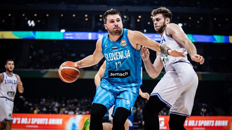 Luka Dončičs pret Nikolo Melli. Foto: FIBA