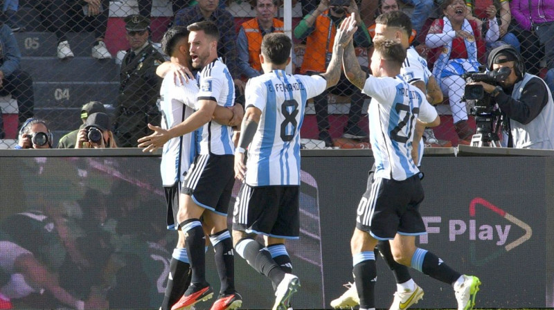 Argentīnas vastsvienības futbolisti pēc vārtu guvuma. Foto: Aizar Raldes/AFP/Scanpix