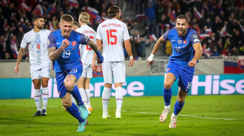 Slovākijas valstsvienības futbolisti Jurajs Kucka (Nr. 19) un Dāvids Hancko (Nr. 16) pēc vārtu guvuma. Foto: Branislav Račko/Imago Images/Scanpix