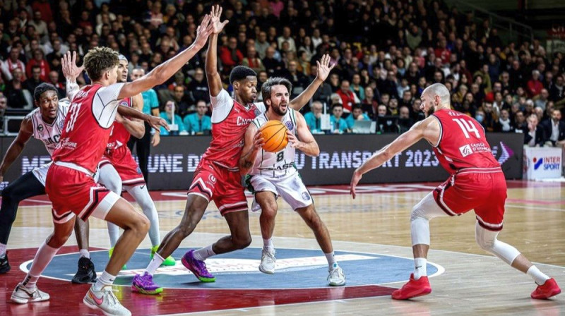 Stambulas "Darüşşafaka" basketbolists Čans Korkmazs "Cholet Basket" spēlētāju ielenkumā. Foto: FIBA