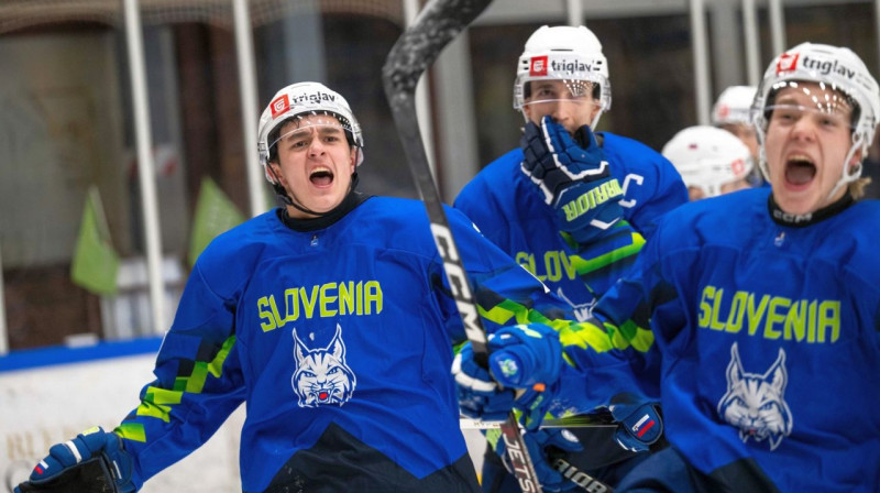 Slovēnijas U20 valstsvienības hokejisti. Foto: Domen Jančič/HZS/IIHF