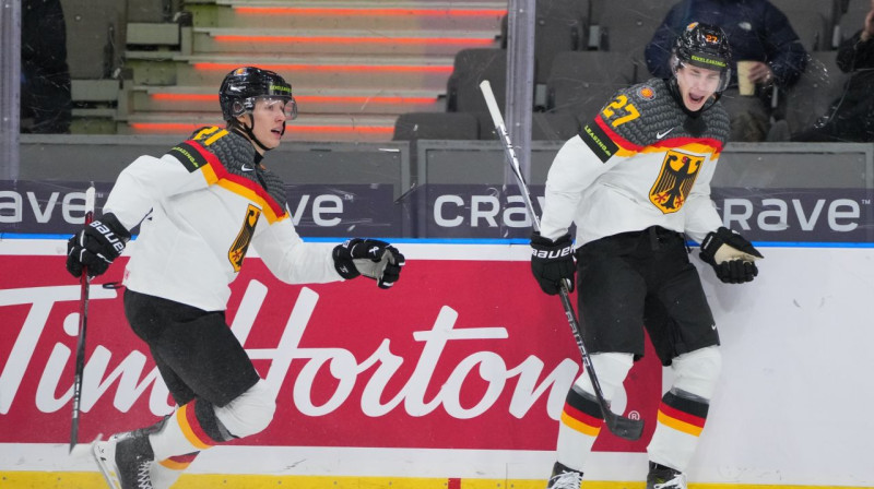 Vācijas U20 valstsvienības hokejisti pēc vārtu guvuma. Foto: IIHF