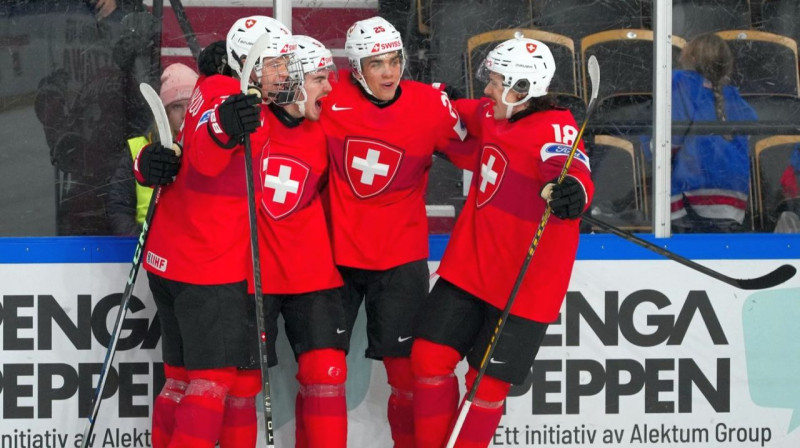 Šveices U20 valstsvienības hokejisti. Foto: IIHF