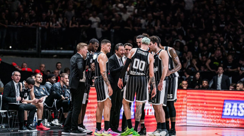 Luka Banki ar "Virtus" basketbolistiem. Foto: Virtus Bologna