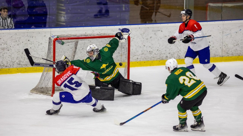 Serbijas hokejista Marko Dragoviča vārtu guvuma mirklis spēlē pret Austrālijas valstsvienību. Foto: Ice Hockey Australia