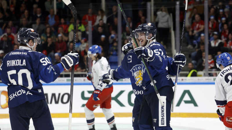 Somijas valstsvienības hokejisti pēc vārtu guvuma Brno. Foto: David W. Cerný/Reuters/Scanpix