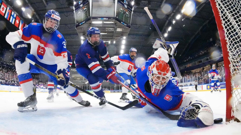 Mirklis no ASV un Slovākijas U18 valstsvienību spēles. Foto: IIHF