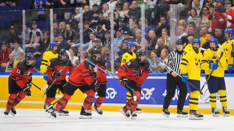 Kanādas U18 hokejisti pēc vārtu guvuma pasaules meistarsacīkšu pusfinālā. Foto: IIHF