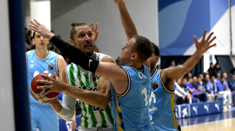 Kaspars Bērziņš Madrides "Estudiantes" basketbolistu ielenkumā. Foto: Real Betis Baloncesto