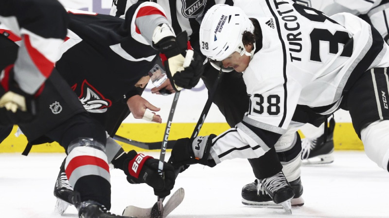 Zemgus Girgensons un Alekss Turkots. Foto: AP/Scanpix